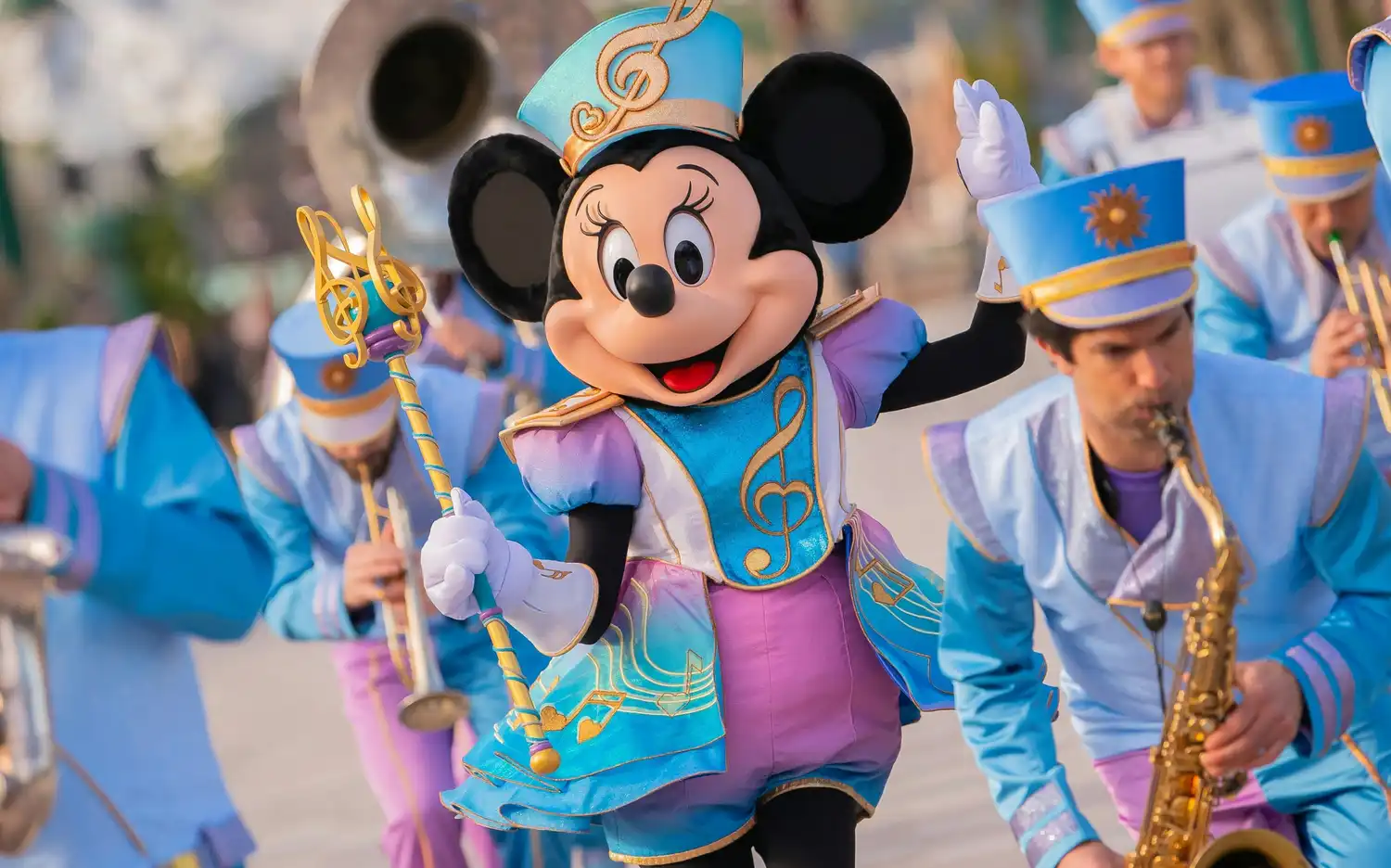 Minnie Mouse leidt een kleurrijke fanfare op Adventure Way in Disneyland Paris tijdens De Disney-fanfare.