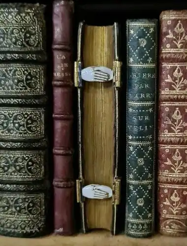 Eleganckie rękopisy i oprawy na wystawie Przywrócone skarby: hołd dla patronów bibliofilskich w Cabinet des Livres.