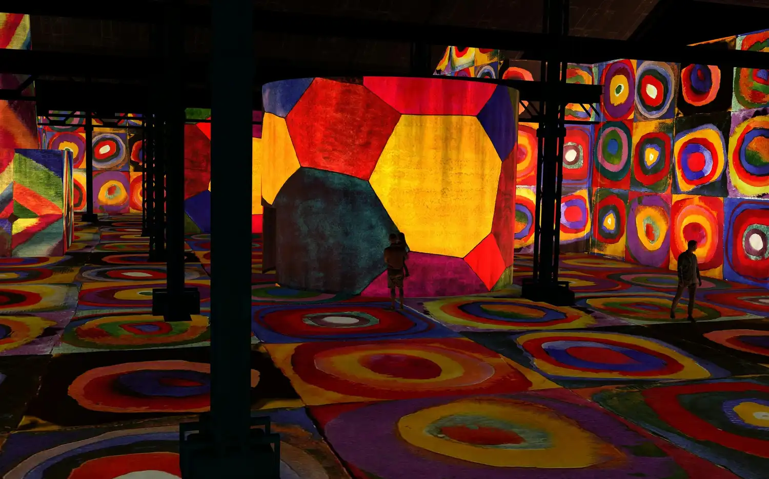 Levendige abstracte projecties van de Kandinsky-tentoonstelling in kunstcentrum Atelier des Lumières.
