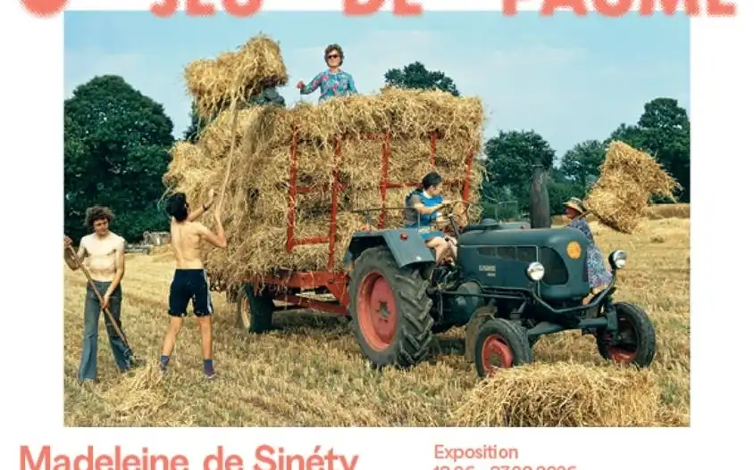 Zwart-wit portretfotografie op de minimalistische muren van de Madeleine De Sinety expositie in Jeu de Paume Parijs.