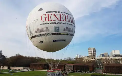 Grote Ballon van Parijs Generali met stadsontwerpen in een park met mensen en gebouwen.
