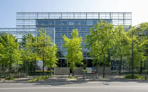 Exterieur van het glazen en stalen gebouw van Fondation Cartier pour l'Art Contemporain aan Boulevard Raspail in Parijs.