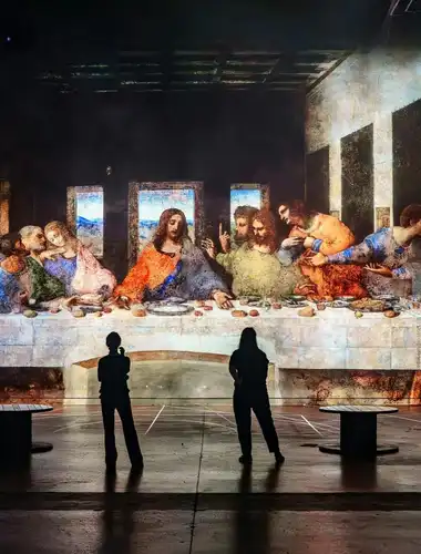 Digital art projections of Da Vinci and Michelangelo masterpieces illuminate a large immersive gallery space.
