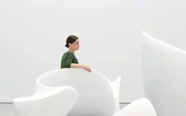 Grote witte kalligrafische sculpturen van Ik hou van: door Marie Khouri op een historische stenen binnenplaats.