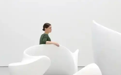 Grote witte kalligrafische sculpturen van Ik hou van: door Marie Khouri op een historische stenen binnenplaats.