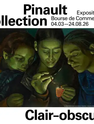 Hedendaagse kunstinstallatie Clair-Obscur in de Bourse de Commerce met dramatisch licht en schaduw in de Rotonde.