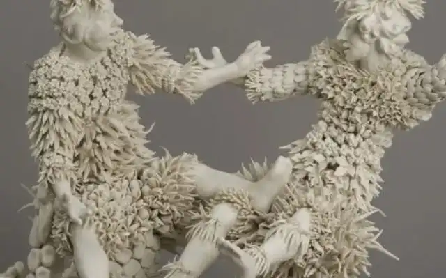 Una intrincada instalación de porcelana del artista Diego Cibelli exhibida en las históricas y ornamentadas galerías del Musée Condé en el Château de Chantilly, parte de la exposición Diego Cibeli: Los confines de la porcelana.