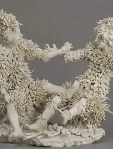 Una intrincada instalación de porcelana del artista Diego Cibelli exhibida en las históricas y ornamentadas galerías del Musée Condé en el Château de Chantilly, parte de la exposición Diego Cibeli: Los confines de la porcelana.