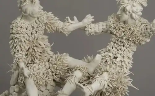 Una intrincada instalación de porcelana del artista Diego Cibelli exhibida en las históricas y ornamentadas galerías del Musée Condé en el Château de Chantilly, parte de la exposición Diego Cibeli: Los confines de la porcelana.