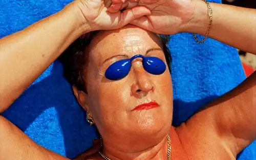 Satirische foto's van Martin Parr over toerisme bij Martin Parr: Wereldwijde waarschuwing in Jeu de Paume.