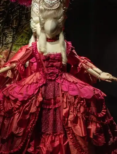 Christian Lacroix avant-garde kostuums in een grote zaal bij Marie-Antoinette van avant-garde tot avant-garde.