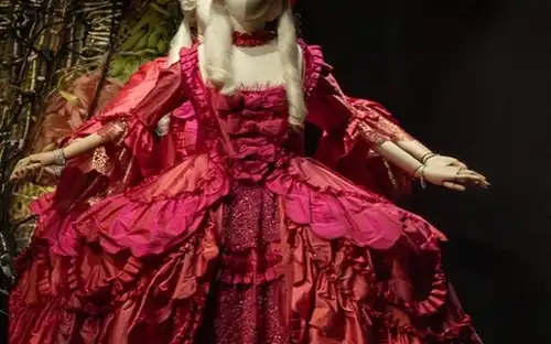 Christian Lacroix avant-garde kostuums in een grote zaal bij Marie-Antoinette van avant-garde tot avant-garde.