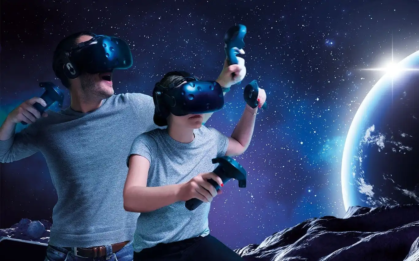 Gracze w goglach i sprzęcie VR w pełni zanurzeni we wspólnej wirtualnej rzeczywistości w Virtual Room Paris.
