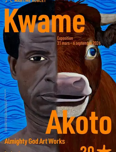 Barwne ghańskie szyldy i sztuka duchowa na wystawie Kwame Akoto: Sztuka Wszechmogącego Boga w nowoczesnej galerii.