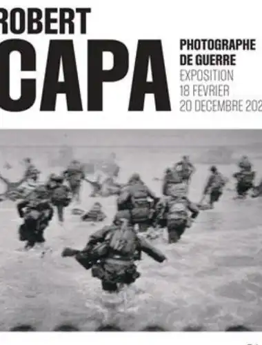 Stampe d’epoca e macchine fotografiche esposte alla mostra Robert Capa: fotografo di guerra a Parigi.