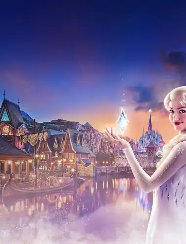 Świat Mrożonek: immersyjna rekonstrukcja Arendelle z ośnieżonymi górami i nordycką architekturą.