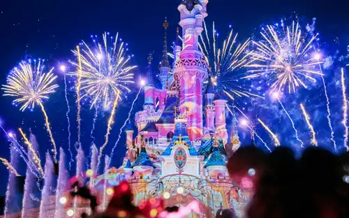 Kleurrijke projecties en vuurwerk verlichten het Kasteel en Main Street tijdens de Disney: Tales of Magic show.