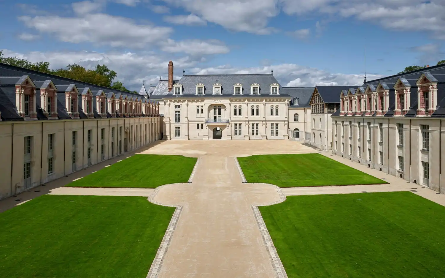 Widok z zewnątrz na zabytkową renesansową fasadę Cité Internationale de la Langue Française - Château de Villers-Cotterêts.