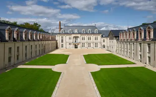 Exteraanzicht van de historische renaissancegevel van de Cité Internationale de la Langue Française - Kasteel van Villers-Cotterêts.