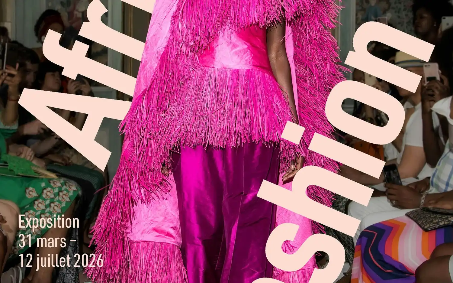 Manekiny prezentują współczesną afrykańską haute couture i tekstylia na wystawie Africa Fashion w galerii.