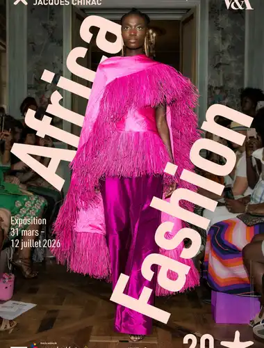 Mannequins tonen kleurrijke moderne Afrikaanse haute couture en textiel bij Africa Fashion in een modern museum.