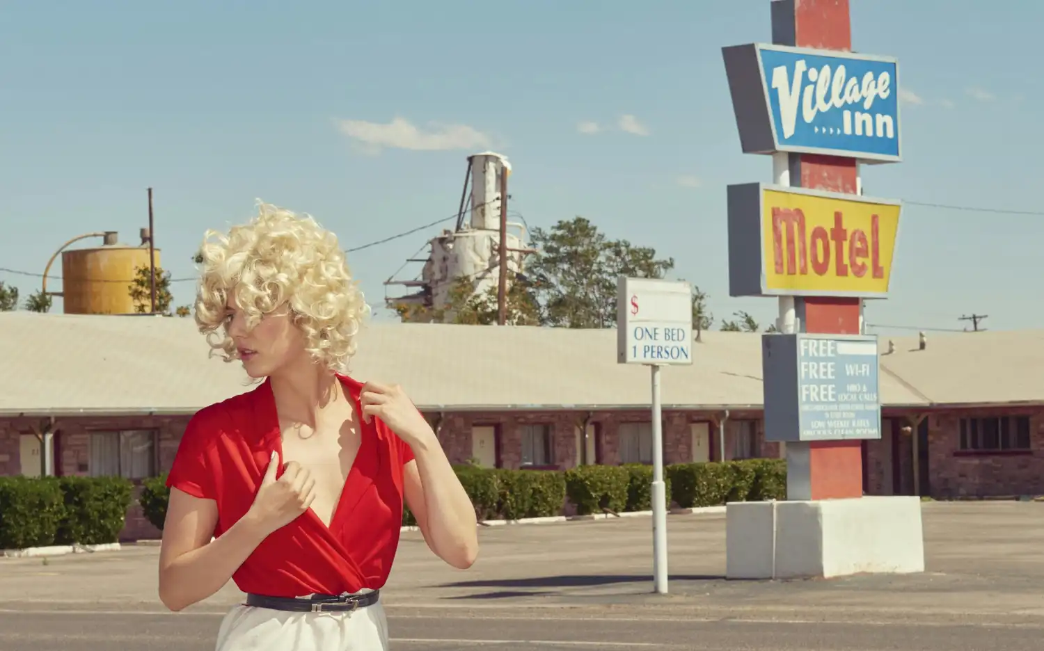 Cinematische, verzadigde foto van een gestileerde vakantiescène uit Kourtney Roy: Alles inclusief bij Citéco.