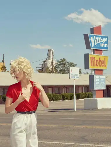 Kinematograficzne nasycone zdjęcie stylizowanej sceny wakacyjnej z wystawy Kourtney Roy: all inclusive w Citéco.