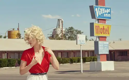 Cinematische, verzadigde foto van een gestileerde vakantiescène uit Kourtney Roy: Alles inclusief bij Citéco.