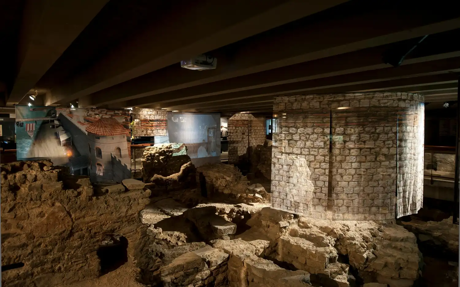 Oude ruïnes met historische projecties in De archeologische crypte van het Île de la Cité.