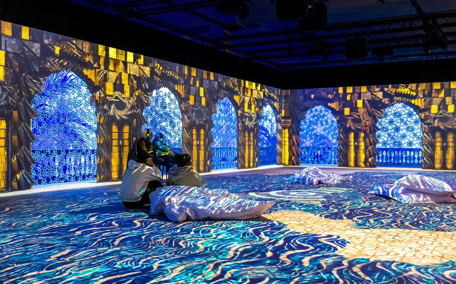 Een 360-graden videoprojectie van kleurrijke scènes in de Zaal van Dromen bij Cité Immersive des Fables.