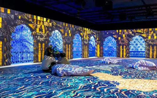 Sala Marzeń w Cité Immersive des Fables Projekcja wideo 360 stopni kolorowych scen w Sali Marzeń w Cité Immersive des Fables.