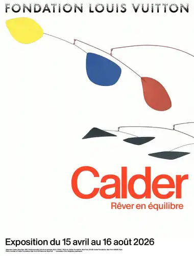 Dynamische Alexander Calder mobile in een moderne zaal bij Calder: Rêver en Équilibre in Fondation Louis Vuitton.
