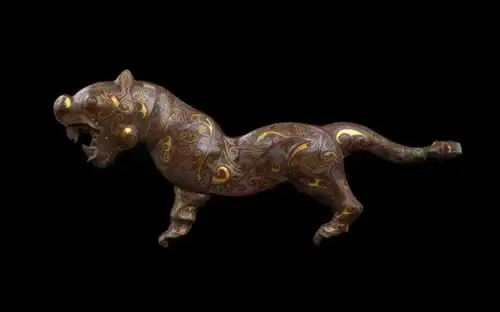 Intrincadas esculturas de animales y obras de arte históricas de la Colección Al Thani mostradas en una elegante galería del Hôtel de la Marine para la exposición Joyas Dinásticas.