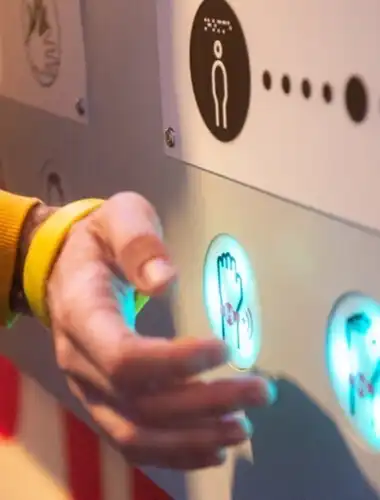Un espacio de galería interactivo con exhibiciones y narrativas sugerentes diseñadas para desafiar las percepciones y fomentar la evaluación analítica de la información en la exposición Pensamiento crítico de la Cité des sciences et de l'industrie.