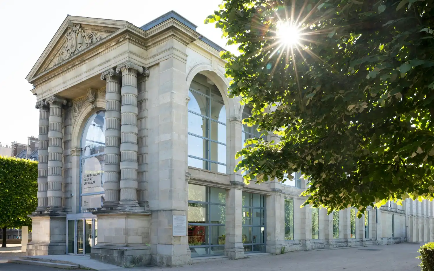 Widok z zewnątrz historycznego budynku muzeum Jeu de Paume w ogrodach Tuileries w Paryżu.