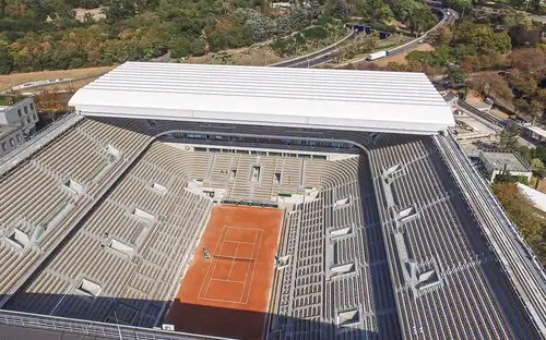 Panoramisch uitzicht op de iconische gravelbanen en tribunes van het Stadion van Roland Garros in Parijs.